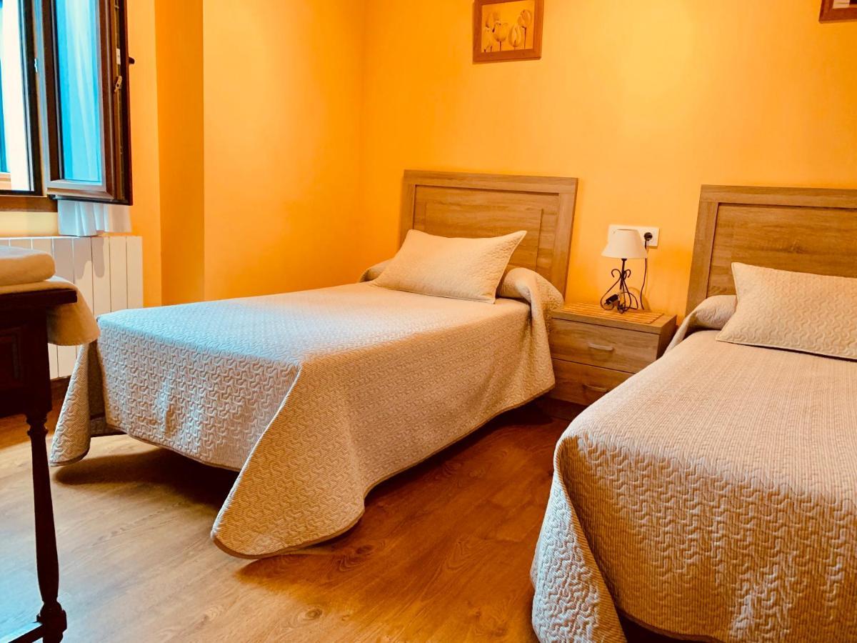Hostal La Serna Hotel Potes Bagian luar foto