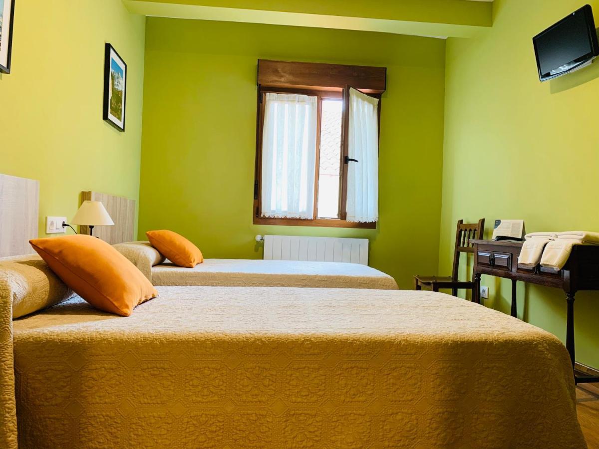 Hostal La Serna Hotel Potes Bagian luar foto