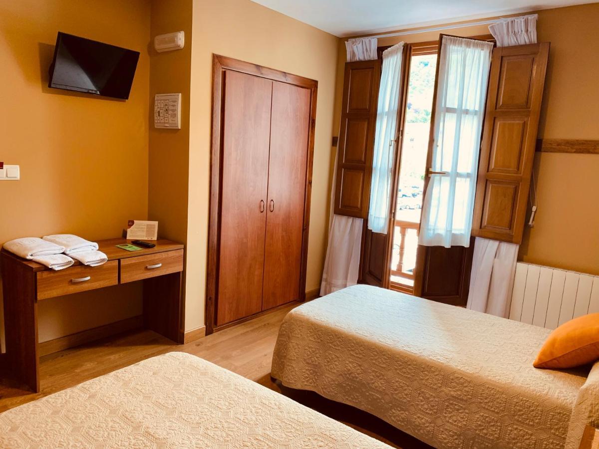 Hostal La Serna Hotel Potes Bagian luar foto