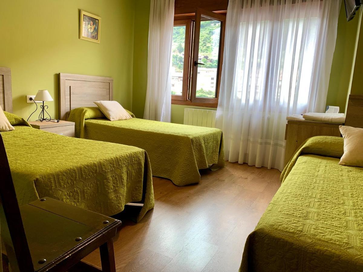 Hostal La Serna Hotel Potes Bagian luar foto