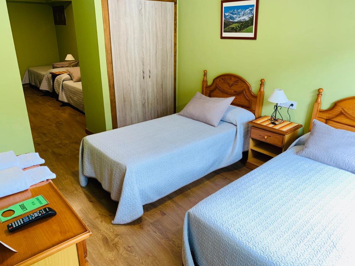 Hostal La Serna Hotel Potes Bagian luar foto