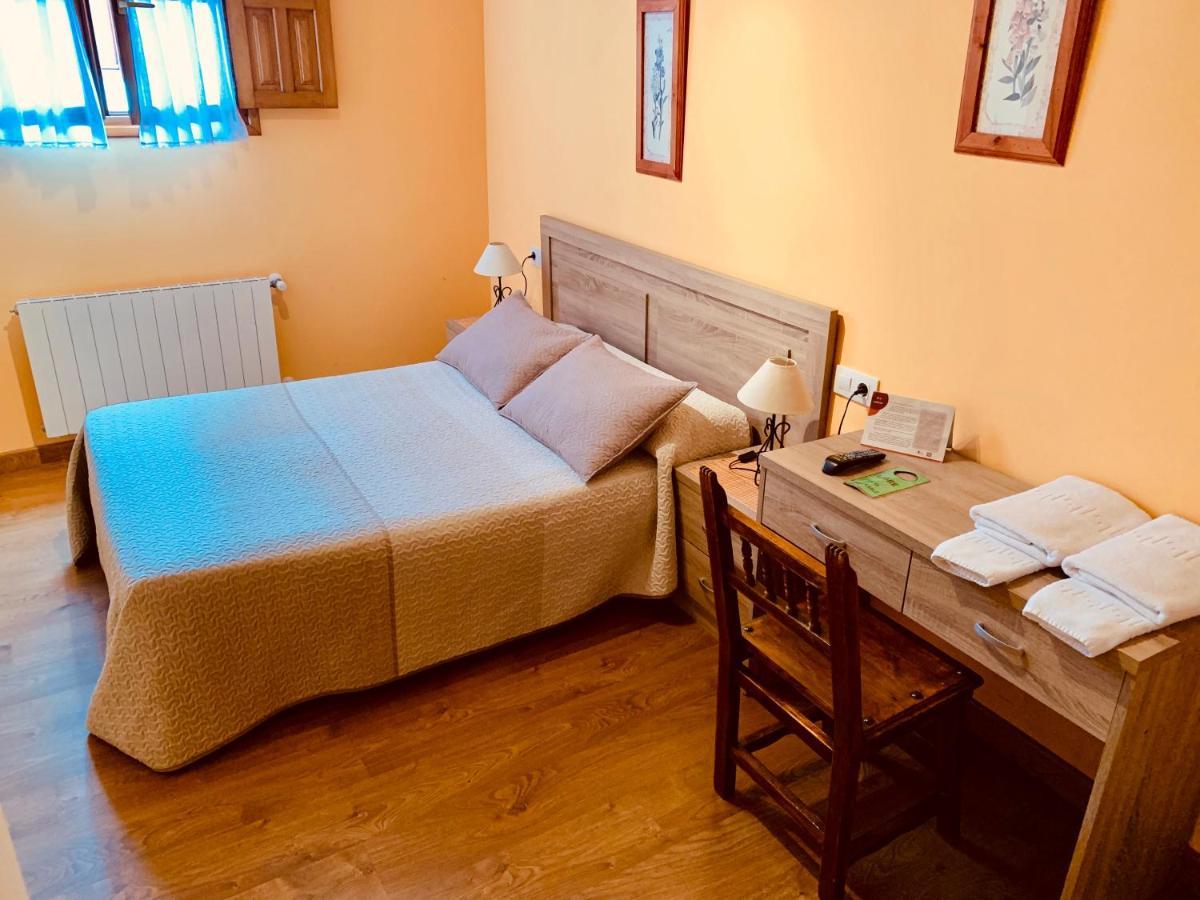 Hostal La Serna Hotel Potes Bagian luar foto