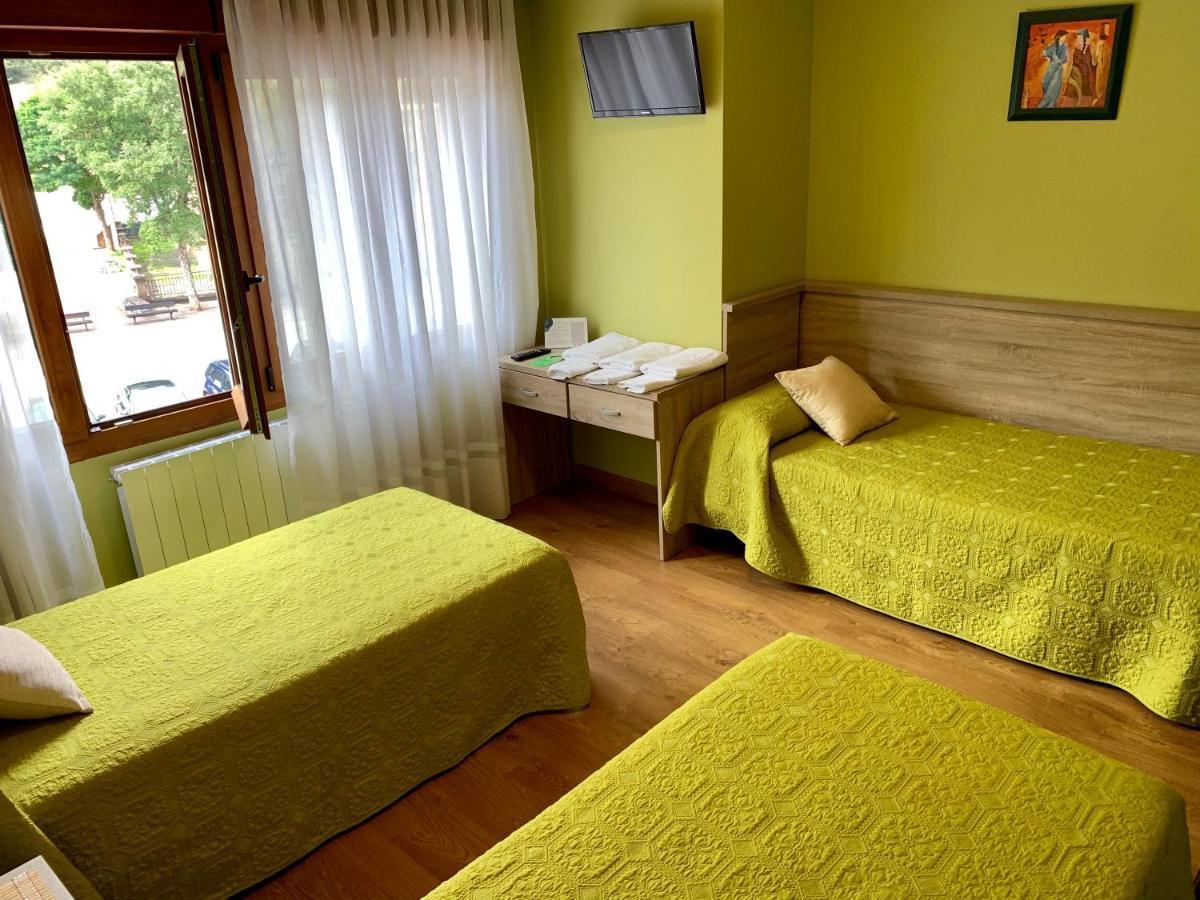 Hostal La Serna Hotel Potes Bagian luar foto
