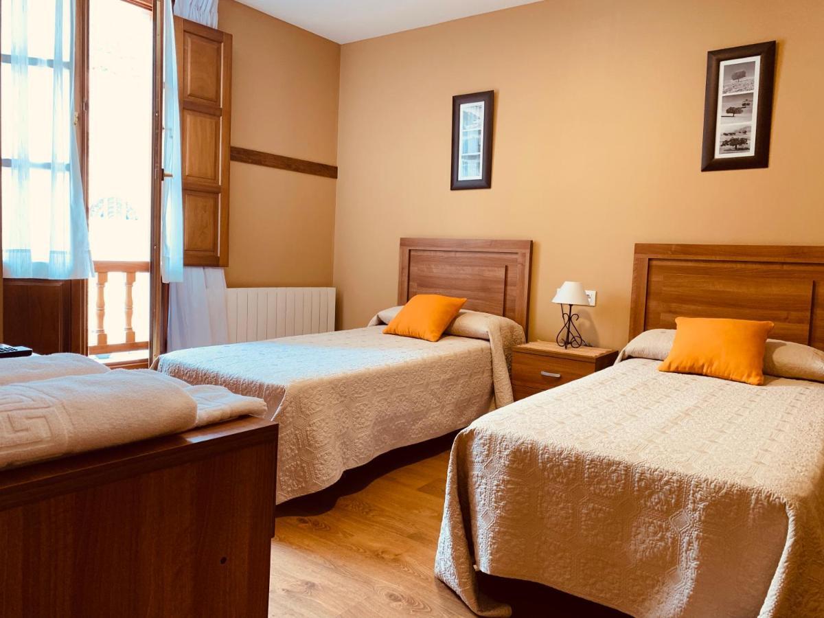 Hostal La Serna Hotel Potes Bagian luar foto