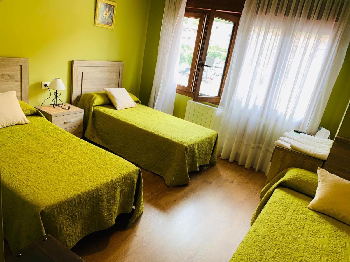 Hostal La Serna Hotel Potes Bagian luar foto