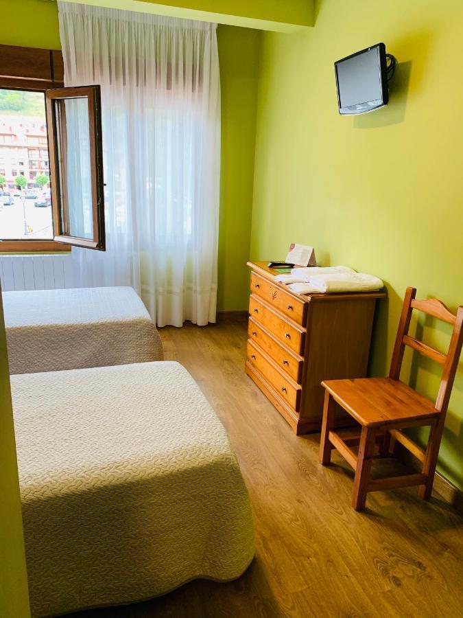 Hostal La Serna Hotel Potes Bagian luar foto